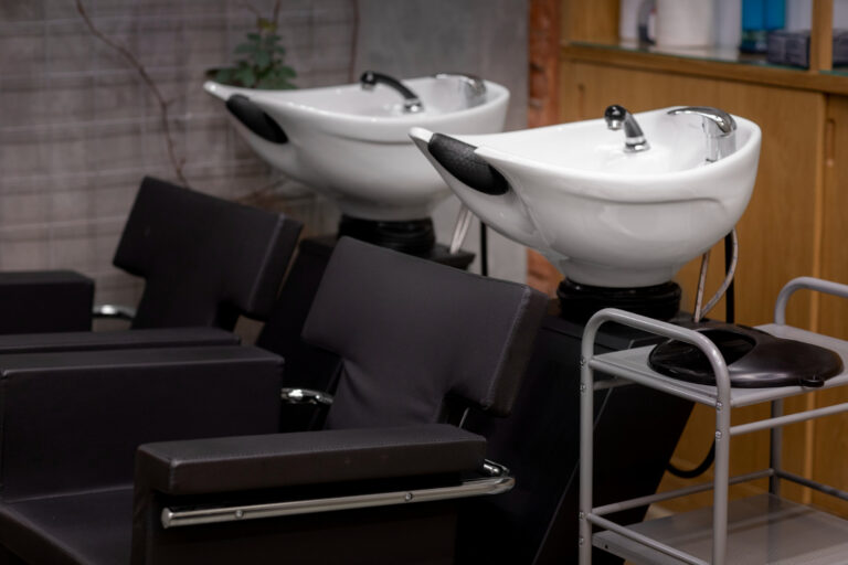 Private Salon Suites for Rent vs Salon Booth Rental Key Benefits Compared